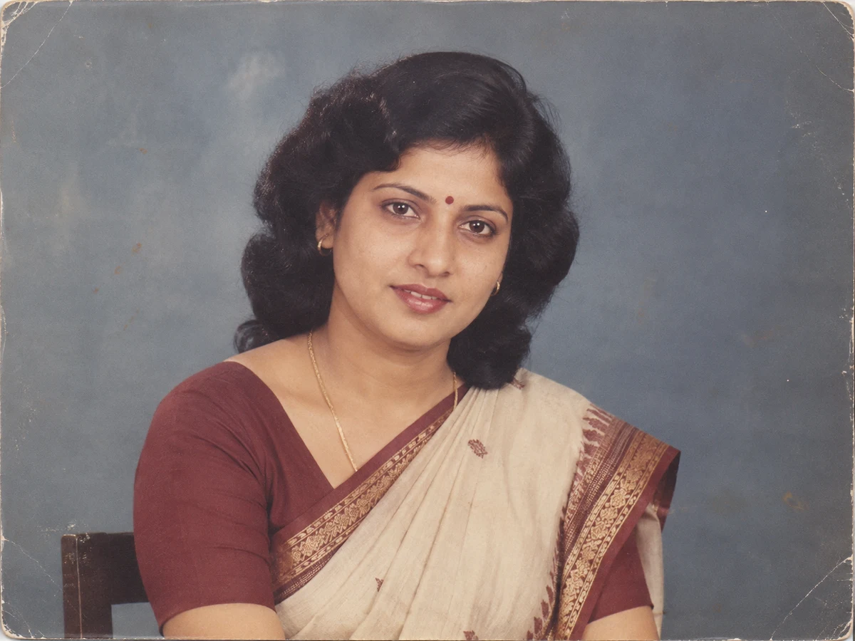 Transform my uploaded photo into a classic 1980s studio portrait. Keep my face,  — DALL-E AI Image Prompt