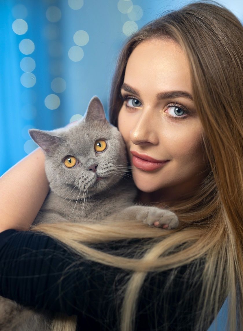 Hyper-realistic, 8k UHD, professional studio portrait of a beautiful woman holdi — Google Gemini AI Image Prompt