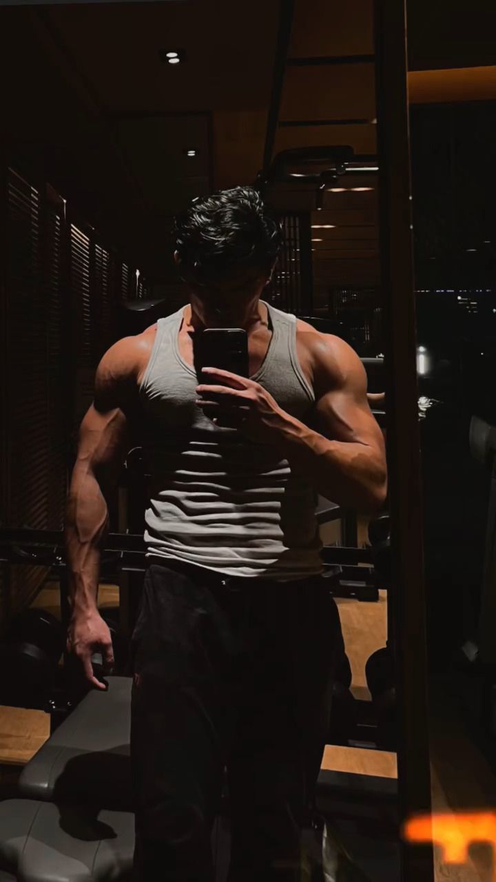 ultra photorealistic cinematic dark moody gym mirror selfie of a young muscular  — Google Gemini AI Image Prompt